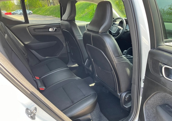Volvo XC 40 cena 110700 przebieg: 82600, rok produkcji 2019 z Gdynia małe 254